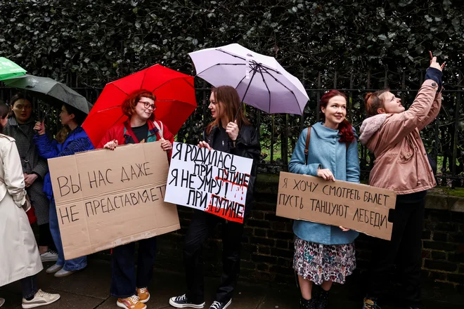 Volivci, ki so se udeležili akcije »Poldan proti Putinu«, so proteste izrazili na različne načine. FOTO: Kevin Coombs/Reuters