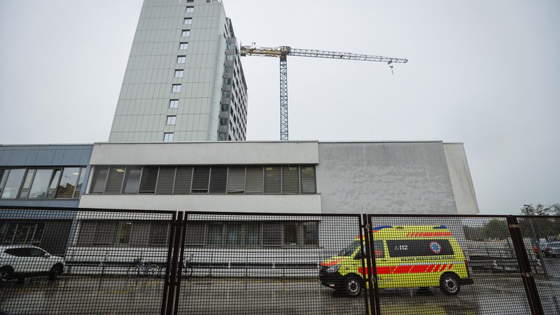 Fotografija: Onkološki bolniki bodo v Mariboru pridobili 7660 kvadratnih metrov novih površin, ko bo zgrajen tudi novi stolpič. Foto Jože Suhadolnik