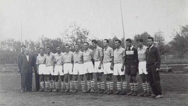 Fotografija: Moštvo Korotana iz Kranja, ki je leta 1953 osvojilo naslov prvaka v zahodni skupini slovenske lige, pred tem pa je bilo v letih 1950 in 1951 dvakrat prvak enotne slovenske lige. FOTO: Arhiv NK Triglav