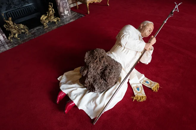 Umetnik je v preteklosti kar nekaj ironičnih bodic usmeril proti Vatikanu, zlasti s figuro nekdanjega papeža Janeza Pavla II., ki ga je zadel meteorit.

Foto EPA