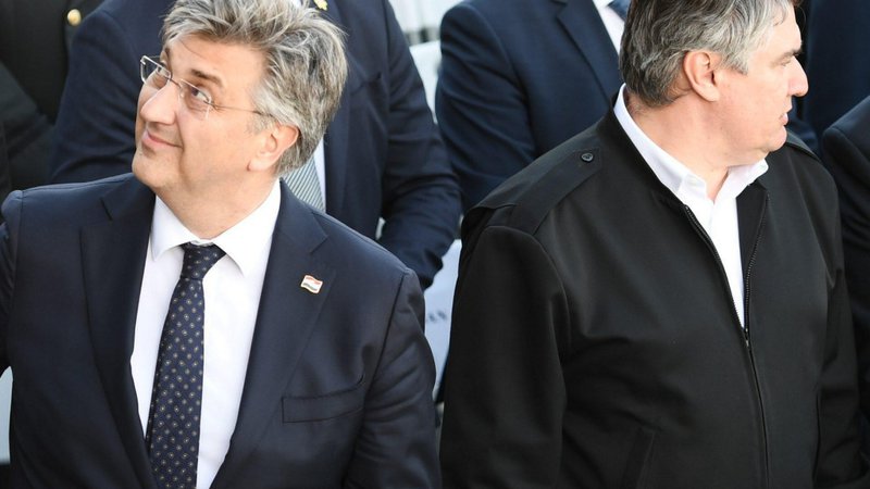 Fotografija: Zoran Milanović (desno) kot predsednik republike ne bo mogel hoditi na predvolilna soočenja s premierom Andrejem Plenkovićem. FOTO: Joško Ponoš/Cropix