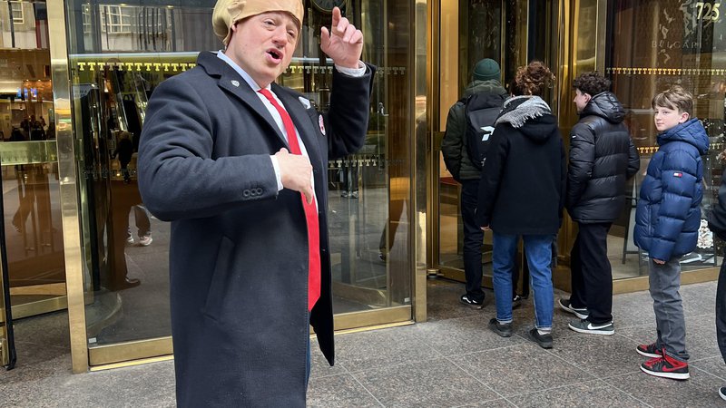Fotografija: Nepravi Trump pred Trumpovim nebotičnikom na newyorški Peti aveniji. FOTO: Barbara Kramžar