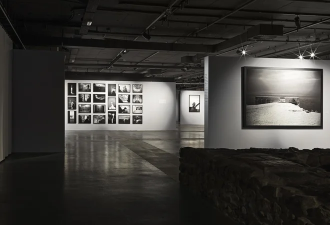 Poleg obrazstavnega programa retrospektivo v Galeriji Jakopič spremlja obsežna fotomonografija z besedilom Marije Skočir in pesniškim ciklom Borisa A. Novaka. FOTO: Matevž Paternoster/MGML