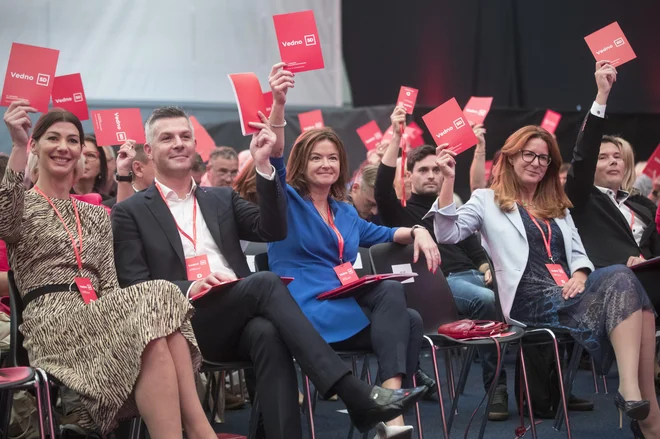 Oči so uprte predvsem v kandidate za predsedniško mesto, saj naj bi se z njega poslovila Tanja Fajon. FOTO: Jure Eržen/Delo