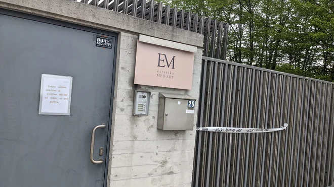 Stranke so še pred začetkom stečaja naletele na zaprta vrata in napis, da zaradi izrednih okoliščin ne poslujejo. Vrata klinike se nikoli več niso odprla. Foto Bralec