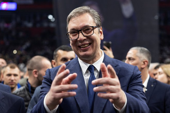 Opozicijski poslanec Aleksandar Jovanović Ćuta je Srbijo v nedavnem pogovoru za Delo označil kot švedsko mizo, Vučića pa kot natakarja, ki streže gostom, ki si karkoli že iz Srbije zaželijo. FOTO: Marko Djurica/Reuters