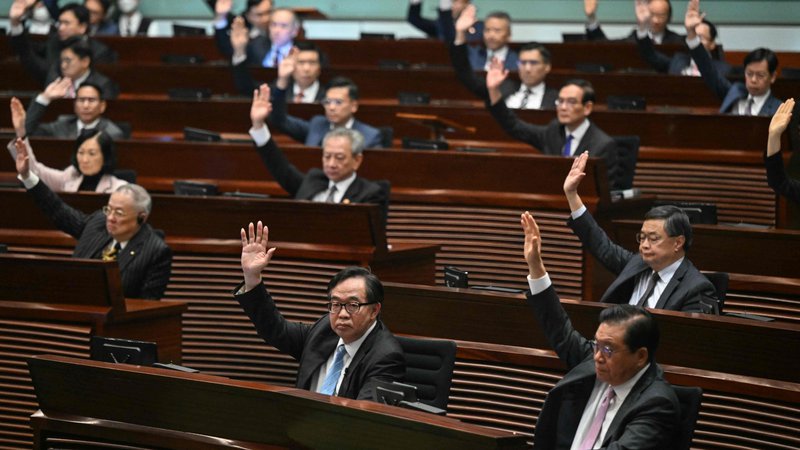 Fotografija: Nekdanja britanska kolonija je končno dobila sloviti »23. člen«, kot se imenuje pravkar sprejeti zakon, vse odkar je Hongkong leta 1997 prešel pod oblast LR Kitajske. FOTO: Peter Parks/AFP