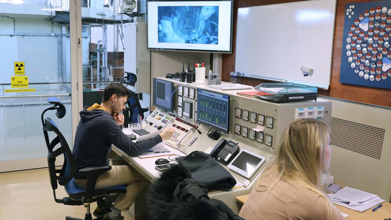 Fotografija: Na reaktorju v Brinju se med drugim šolajo operaterji in tehnično osebje za krško nuklearko. FOTO: Blaž Samec