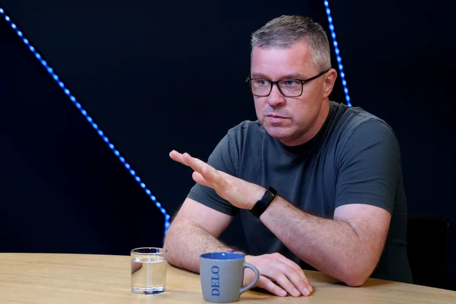 Ker je Denis Oštir po poklicu novinar, smo se v podkastu z njim pogovarjali tudi o moči medijev. FOTO: Marko Feist/Delo