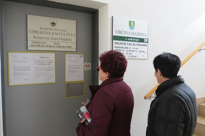 Zaposleni na krajevnih uradih opozarjajo, da je upravnih zadev vedno več, število zaposlenih pa temu trendu ne sledi, saj usposobljeni uslužbenci odhajajo drugam, nove pa je vse težje dobiti. FOTO: Franc Milošič/Delo