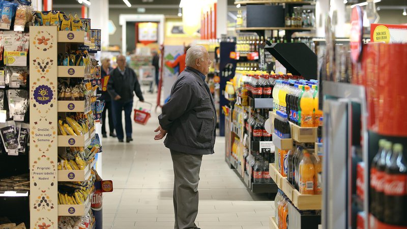 Fotografija: V trgovinski zbornici upad realnih prihodkov v trgovini na drobno povezujejo tudi z davčnimi obremenitvami, ki zmanjšujejo kupno moč. FOTO: Jože Suhadolnik/Delo