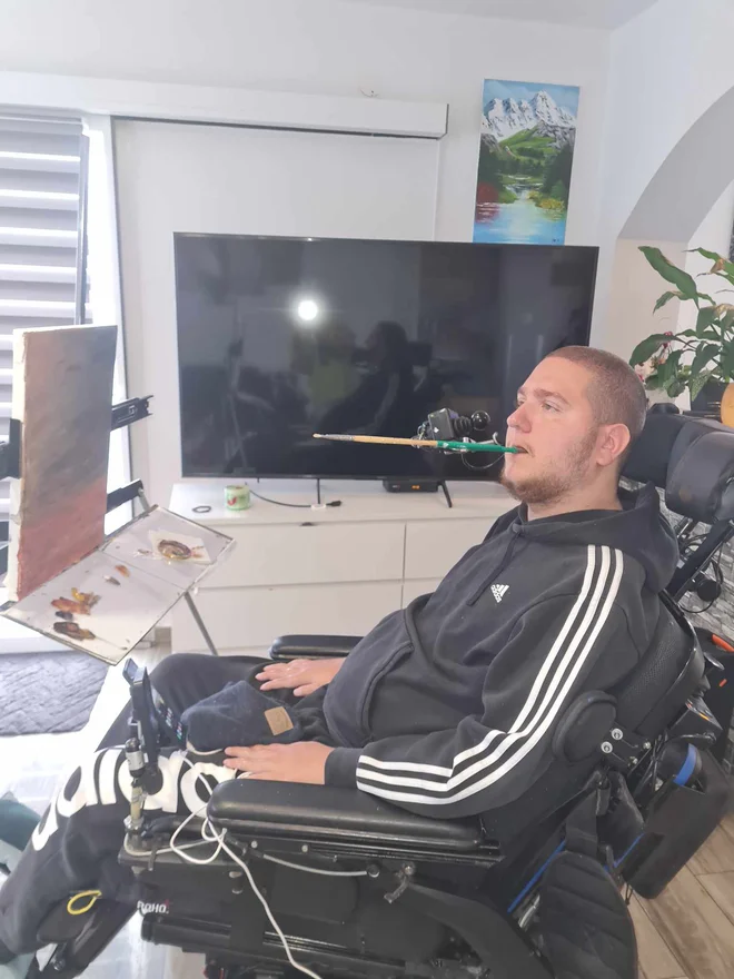 Dominik Lozar je tudi prejemnik štipendije mednarodnega združenja umetnikov VDMFK, ki slikajo z usti ali nogami. FOTO: arhiv Mastercarda Slovenija