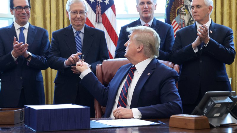 Fotografija: Z nekdanjim podpredsednikom Mikom Penceom (desno) na čelu se od Donalda Trumpa odmikajo številni nekdanji tesni sodelavci. FOTO: Jonathan Ernst/Reuters