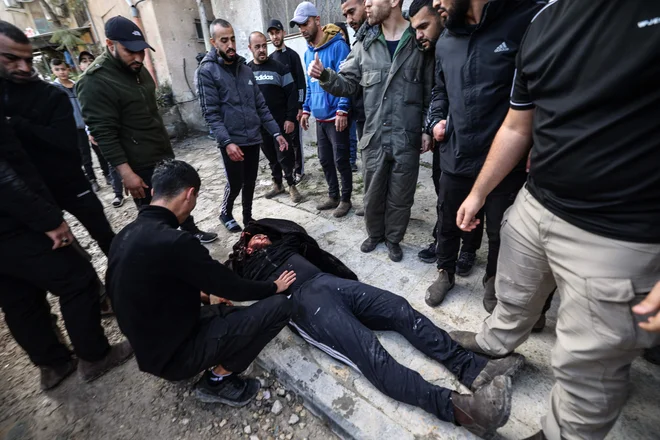 Med racijo v begunskem taborišču pri kraju Tulkarm sta bili ubiti dve osebi v napadu iz zraka, dve pa sta podlegli poškodbam zaradi strelnih ran. FOTO: Jaafar Ashtiyeh/AFP