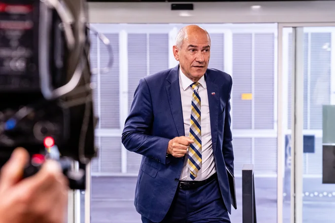 Janš SS prefinjenim načinom manipulacije in preprosto retoriko z lahkoto prepriča tiste, ki ne znajo, nočejo ali ne zmorejo misliti s svojo glavo ... FOTO: Črt Piksi