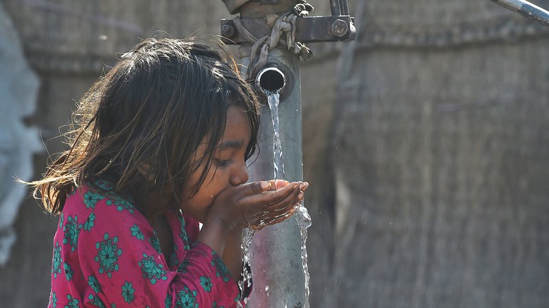 Fotografija: Po ocenah ZN dve milijardi ljudi na svetu nima dostopa do varne pitne vode, do tri milijarde ljudi pa se s pomanjkanjem sooča vsaj en mesec na leto. FOTO: Arif Ali/AFP