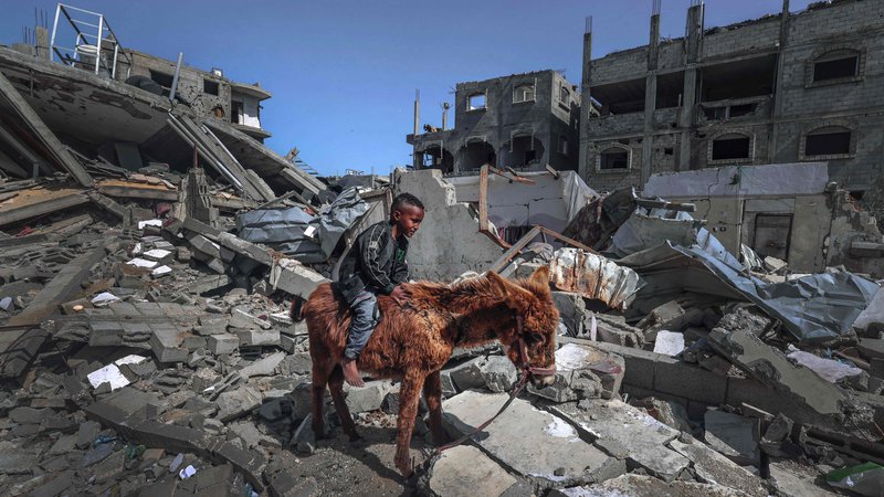Fotografija: Izraelski premier še naprej zavrača konec vojne pred uničenjem Hamasa in načrtuje ofenzivo na Rafo, kamor se je zateklo več kot milijon Palestincev iz drugih delov Gaze.

Foto Mohammed Abed/AFP