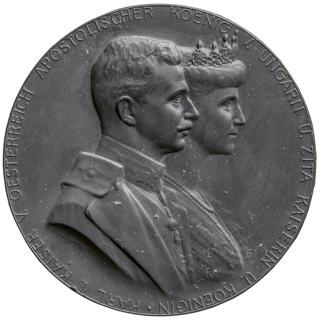 Ob nastopu na prestol Karla I., zadnjega habsburškega cesarja Avstrije in kralja Ogrske, je mesto Dunaj naročilo izdelavo te medalje. Izdelana je bila iz svinca v letih 1917–1918. FOTO: KHM Museumsverband