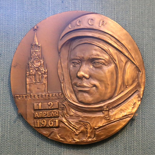 Delo Marka Šmakova, medalja, izdelana v ZSSR leta 1961, kmalu po prvem poletu človeka v vesolje, s podobo kozmonavta Jurija Gagarina. FOTO: Milan Ilić