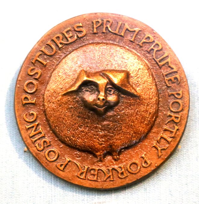 Humor, izražen na medalji Prašičja pesem (Pig Poem) odličnega britanskega medaljerja Rona Duttona, izdelani leta 1985. FOTO: Milan Ilić
