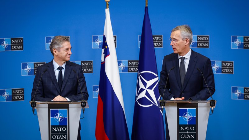 Fotografija: Generalni sekretar Nata Jens Stoltenberg (desno) je ob srečanju s premierom Robertom Golobom dejal, da Slovenijo vidi kot »visoko cenjeno zaveznico«. FOTO: Anže Malovrh/STA