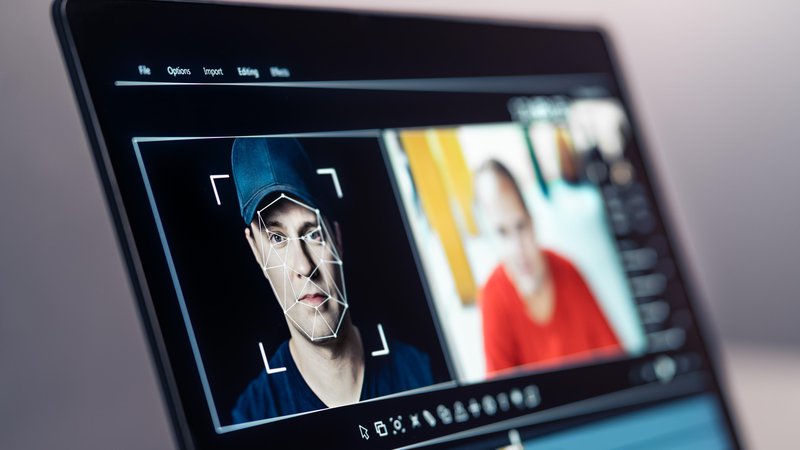 Fotografija: Za izdelavo videoponaredka zadošča že fotografija obraza izbrane osebe. FOTO: Shutterstock