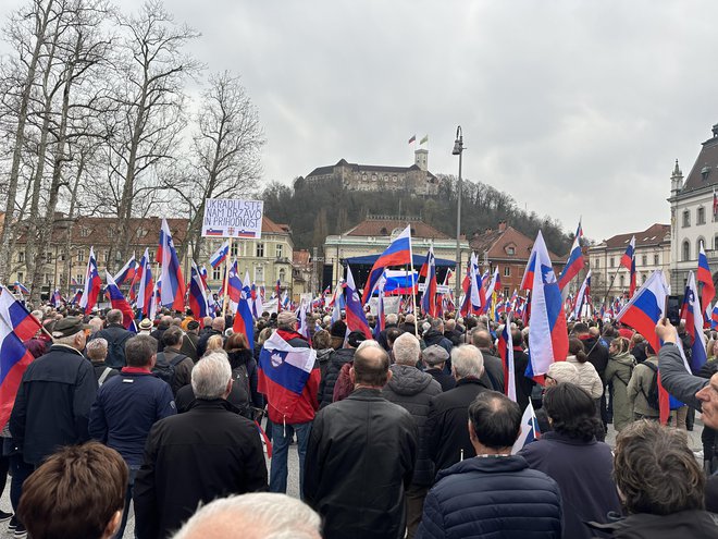 Medtem, ko vlada zapravlja za migrante, slovenski upokojenci životarijo, so med drugim slišali udeleženci shoda. Čas je za novo slovensko pomlad, čas je za prebujenje Slovenije, so se strinjali. FOTO: Voranc Vogel/Delo