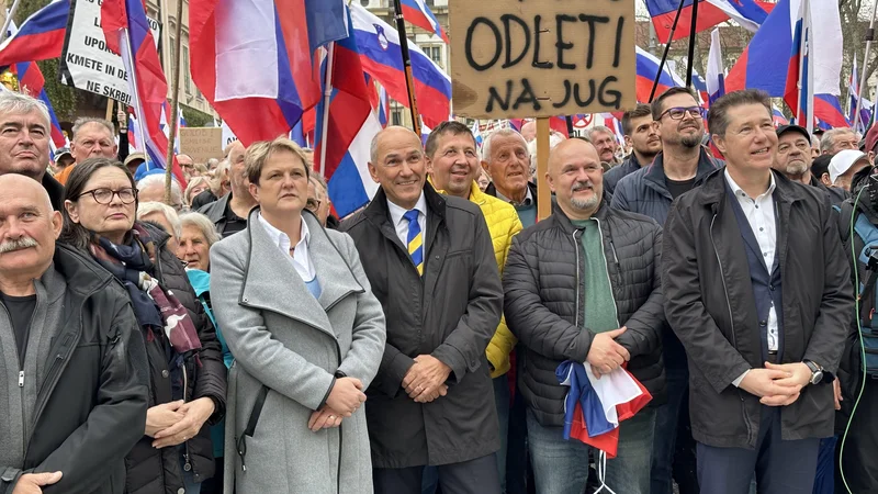 Vodstvo SDS z Janezom Janšo na čelu je zabaval tudi kolaž posnetkov različnih izjav predsednika vlade Roberta Goloba; tudi o migracijah. FOTO: Voranc Vogel/Delo