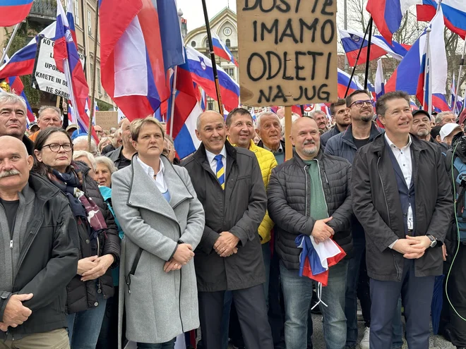 Vodstvo SDS z Janezom Janšo na čelu je zabaval tudi kolaž posnetkov različnih izjav predsednika vlade Roberta Goloba; tudi o migracijah. FOTO: Voranc Vogel/Delo
