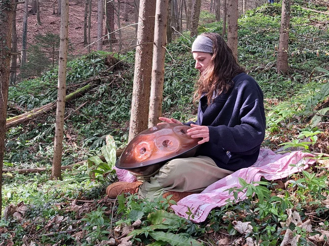 V mestnem gozdu so poleg ptičjega petja odmevali še drugačni zvoki. FOTO: Špela Kuralt