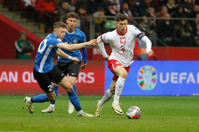 Čeprav Robert Lewandowski (desno) ni zabil niti enega gola, je Poljska zmagala s 5:1. FOTO: Wojtek Radwanski/AFP