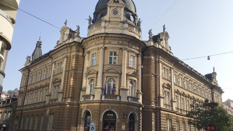 Fotografija: Janez Suhadolc: Glavna Pošta je najbolj impozantna neoklasicistična stavba v Ljubljani. Stavba kar prekipeva od vsemogočih motivov. Arhitekturni motivi se prelivajo v kiparsko okrasje in reliefne embleme. FOTO: Evita Lukež