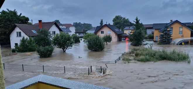 Tako sta bila videti njihova sončno rumena hiša in v vodi lebdeči avto v povsem poplavljenem naselju Moste pri Komendi. FOTO: osebni arhiv