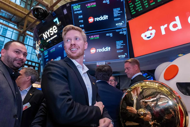 Steve Huffman, glavni izvršni direktor Reddita, je spremljal prvi dan trgovanja, ko se je cena delnice povzpela na 47 dolarjev.

FOTO: Spencer Platt/AFP