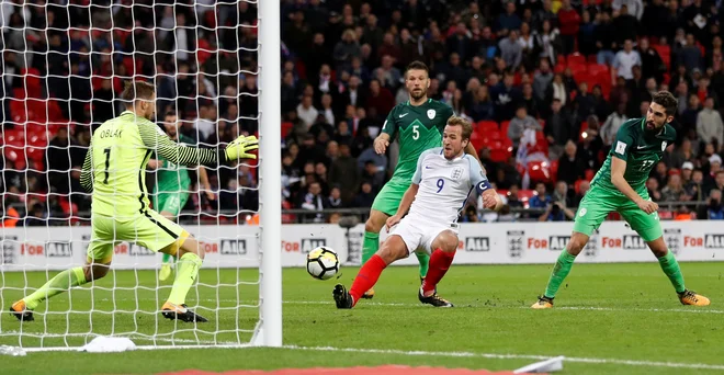 Slovenci vedo, kako je gostovati na Wembleyju, tudi Jan Oblak je že stal iz oči v oči s kapetanom Harryjem Kanom. FOTO: Carl Recine/Reuters