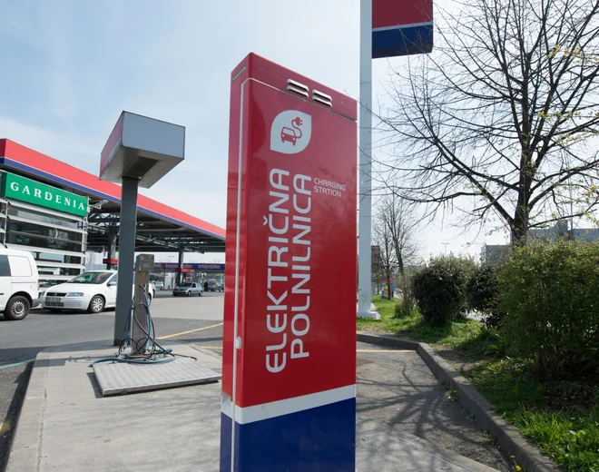 Petrol s svojo razvejeno mrežo polnilnic in inovativnimi storitvami ostaja stabilen partner na poti v trajnostno prihodnost. FOTO: Petrol