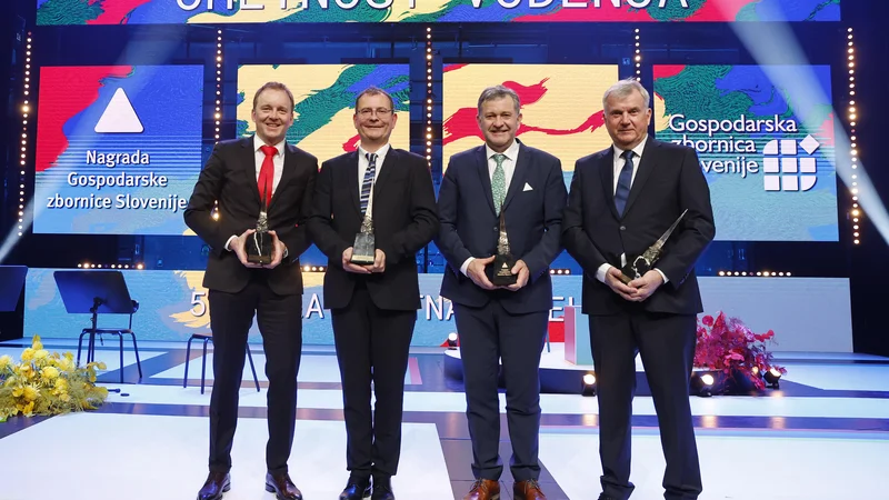 Letos je štiri direktorje, ki vodijo srednje velika družinska podjetja, nagradila tudi Gospodarska zbornica Slovenije. Z leve proti desni: Robert Medle, Dragan Mešič, Janko Koprivec, Milan Košeljnik. FOTO: Leon Vidic