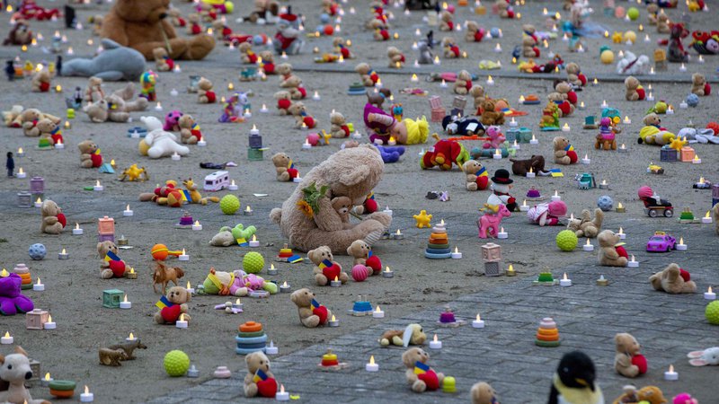 Fotografija: Igrače na bruseljskem krožišču Schuman, opomin na ukrajinske otroke, ki so jih odpeljali Rusi. FOTO: Nicolas Maeterlinck/AFP