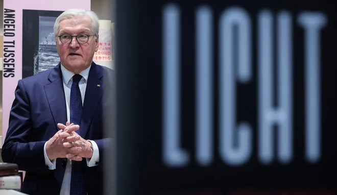»Živimo v demokraciji. Sposobni smo to prestati,« je prekinitve svojega govora kometiral predsednik Steinmeier. FOTO: Ronny Hartmann AFP