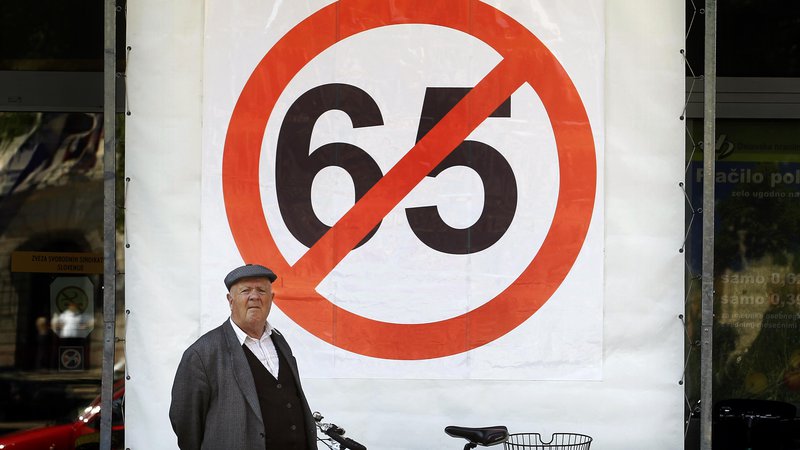 Fotografija: V dobrem desetletju bo število starejših od 65 let preseglo delovno aktivne. FOTO: Matej Družnik/Delo