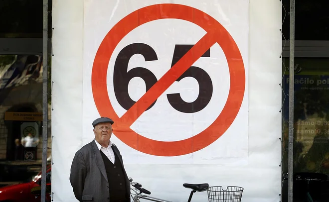V dobrem desetletju bo število starejših od 65 let preseglo delovno aktivne. FOTO: Matej Družnik/Delo