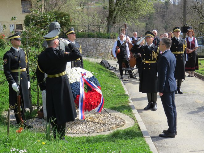 Obrambni minister Marjan Šarec je položil venec k doprsnemu kipu barona Jurija Vege. FOTO: Bojan Rajšek/Delo