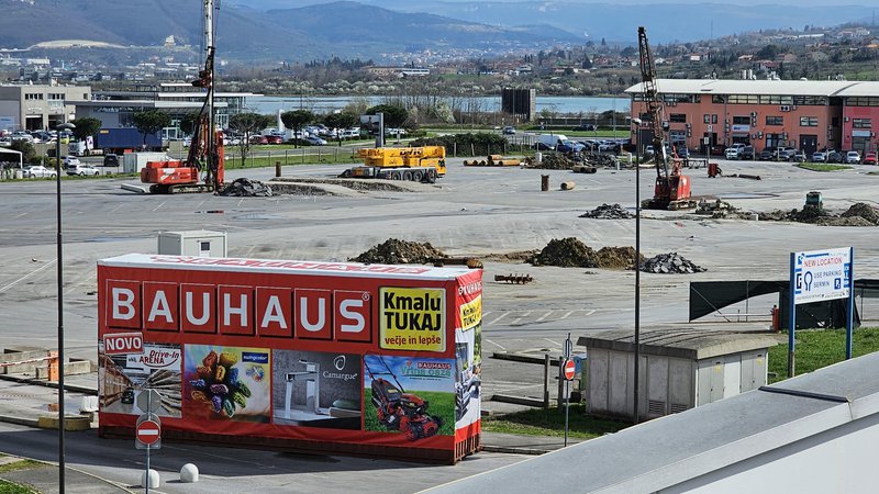 Fotografija: Bauhaus se pripravlja na gradnjo novega centra v Kopru. Potrebovali bodo sto delavcev. FOTO: Boris Šuligoj