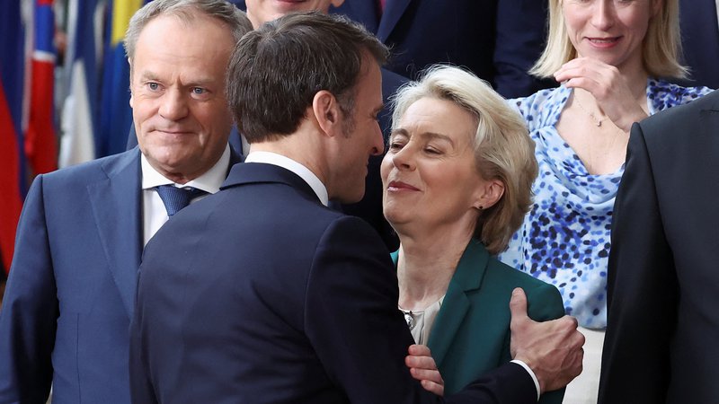 Fotografija: Francoski predsednik Emmanuel Macron je imel leta 2019 glavno vlogo pri presenetljivem imenovanju Ursule von der Leyen na položaj v bruseljski palači Berlaymont. Na vrhu EU konec tedna sta se prisrčno pozdravila. Ali jo vnovič podpira, se še ni javno izjasnil. FOTO: Yves Herman/Reuters