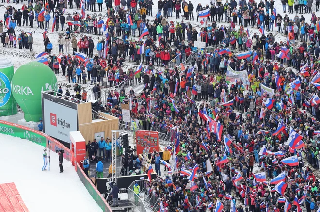 Kot ponavadi je na sklepni tekmi sezone veliko gledalcev. FOTO::Dejan Javornik/Delo