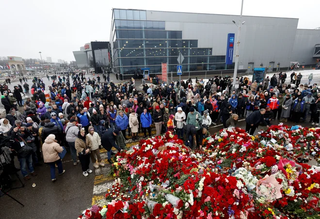 Zbrani pred dvorano Crocus, kjer se je zgodil napad. FOTO: Maxim Shemetov/Reuters