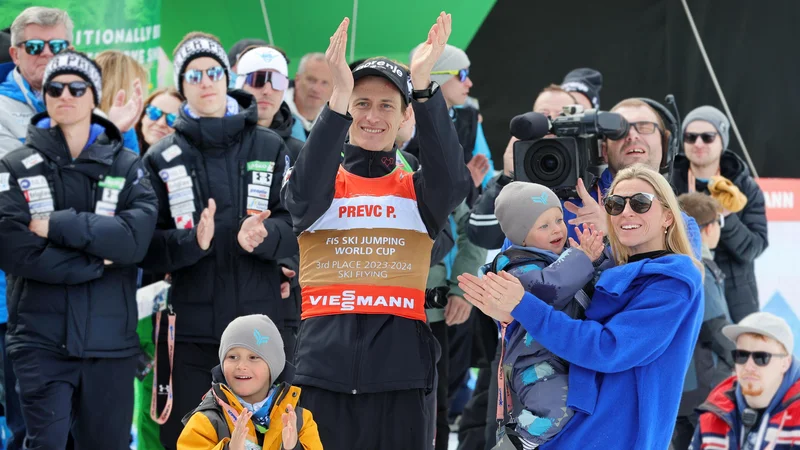 Peter Prevc se bo lahko zdaj posvetil svoji družini: ženi Mini ter sinovoma Ludviku in Oskarju. FOTO: Dejan Javornik