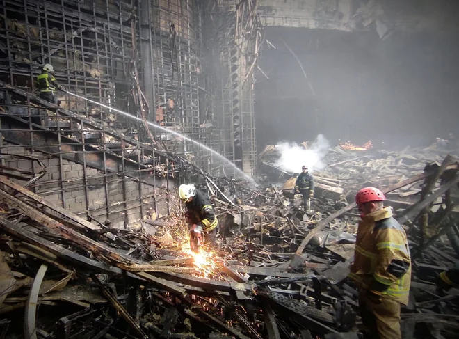 Reševalci preiskujejo pogorišče, ki je ostalo po petkovem terorističnem napadu na obiskovalce koncerta v bližini Moskve.

FOTO: Reuters