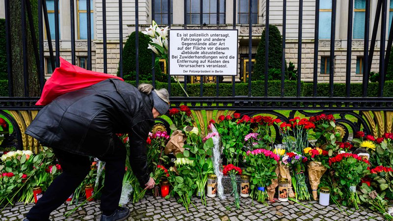 Fotografija: Rože pred ruskim veleposlaništvom v Berlinu

Foto John Macdougall/Afp