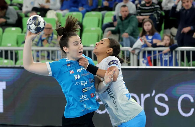 Elizabeth Omoregie (desno) in njene soigralke iz Bukarešte so bile tudi na domačem igrišču boljše od Tjaše Stanko & Co. FOTO: Blaž Samec/Delo